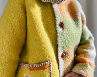 Un trocito de pasión: una manta de lana gruesa reutilizada se convierte en un acogedor abrigo de invierno con sudadera con capucha desmontable.