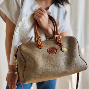Bolso de médico vintage Dooney & Bourke AWL de piel granulada en color topo/bronceado británico R38, el más grande, con correa