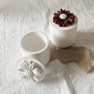 Dose mit Deckel Blume Raysin weiß kleine Dekodose handgemachte Geschenke Blumendeko minimalistische Einrichtung Zuhause Bild 1