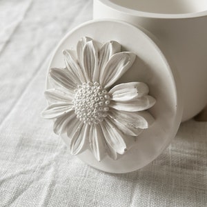 Dose mit Deckel Blume Raysin weiß kleine Dekodose handgemachte Geschenke Blumendeko minimalistische Einrichtung Zuhause Weiß