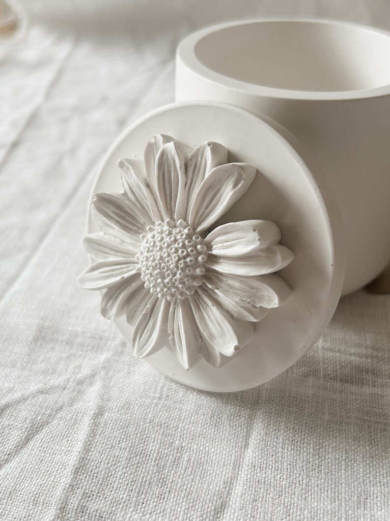 Dose mit Deckel Blume Raysin weiß kleine Dekodose handgemachte Geschenke Blumendeko minimalistische Einrichtung Zuhause Weiß