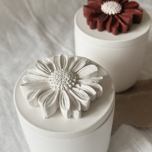 Dose mit Deckel Blume Raysin weiß kleine Dekodose handgemachte Geschenke Blumendeko minimalistische Einrichtung Zuhause Bild 3