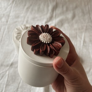 Dose mit Deckel Blume Raysin weiß kleine Dekodose handgemachte Geschenke Blumendeko minimalistische Einrichtung Zuhause Bild 4