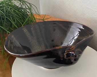 Handgetöpferte Keramikschale mit eingeklemmtem Rand der Hochglanzglasur