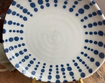 Japansk Mino Ware oregelbunden fat blå prickmönster blå/vit