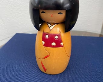 Muñeca japonesa Kokeshi de madera pintada a mano, estilo vintage, “Okappa con kimono negro”.