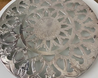 Salvamanteles antiguo de plata y cristal. Diseño floral calado.