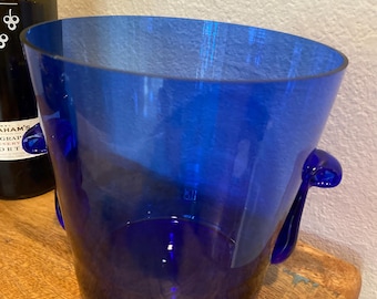 Secchiello per il ghiaccio in vetro vintage blu cobalto con manici a spirale/anello.