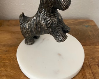 Pisapapeles o tope de puerta con forma de perro Scottie Terrier montado sobre mármol.