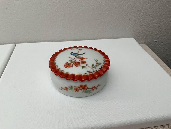 Vintage Hand-Painted Porcelain Pearl Nickerson scalloped edge  Trinket Box View 3
