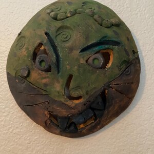 Vintage väggdekor handgjord patinamålad mask, nyckfullt, lite kusligt uttryck amerikansk folkkonst fult ansikte keramik