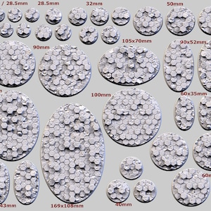 Pode incluir: Um conjunto de 14 bases de plástico redondas e ovais para figuras em miniatura. As bases são texturizadas com um padrão hexagonal e variam em tamanho de 25/28,5 mm a 120 x 92 mm.