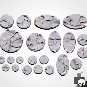 Peut inclure: Un ensemble de 17 socles miniatures ronds et ovales pour jeux de table. Les socles sont en plastique gris clair et ont une texture craquelée et vieillie.