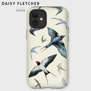 Könnte beinhalten: Eine Handyhülle mit cremefarbenem Hintergrund, verziert mit Illustrationen von Schwalben im Flug. Die Vögel sind in Blau, Grau und Weiß dargestellt, mit roten Markierungen. Der Text "DAISY FLETCHER DESIGNS" ist oben zu sehen.
