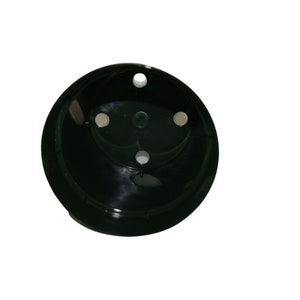 Puede incluir: Un platillo para maceta de pl&aacute;stico negro con tres agujeros de drenaje. El platillo est&aacute; dise&ntilde;ado para recoger el exceso de agua de una maceta.