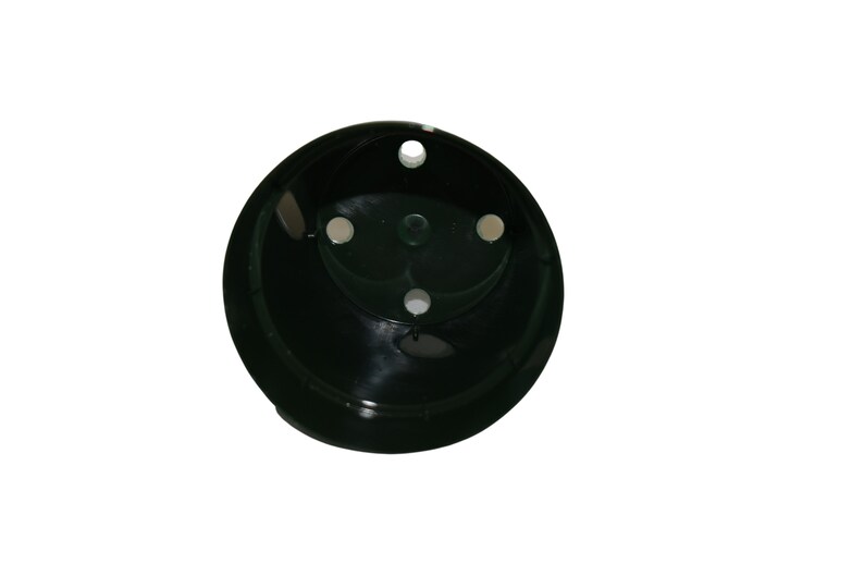 Puede incluir: Un platillo para maceta de pl&aacute;stico negro con tres agujeros de drenaje. El platillo est&aacute; dise&ntilde;ado para recoger el exceso de agua de una maceta.
