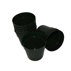 Puede incluir: Un conjunto de macetas de pl&aacute;stico negro. Las macetas son redondas y tienen una superficie lisa.