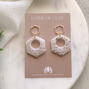 Pendientes geométricos de arcilla hechos a mano, pendientes colgantes hexagonales modernos, pendientes translúcidos y dorados, pendientes minimalistas neutros