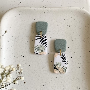 Tropisch blad kleine bungelende oorbellen, palmblad klei oorbellen, handgemaakte moderne klei oorbellen, polymeer klei sieraden, zomer oorbellen