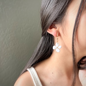 White flower bridal clay earrings, wedding flower drop earrings, unique handmade flower earrings for women, white and gold flora earrings