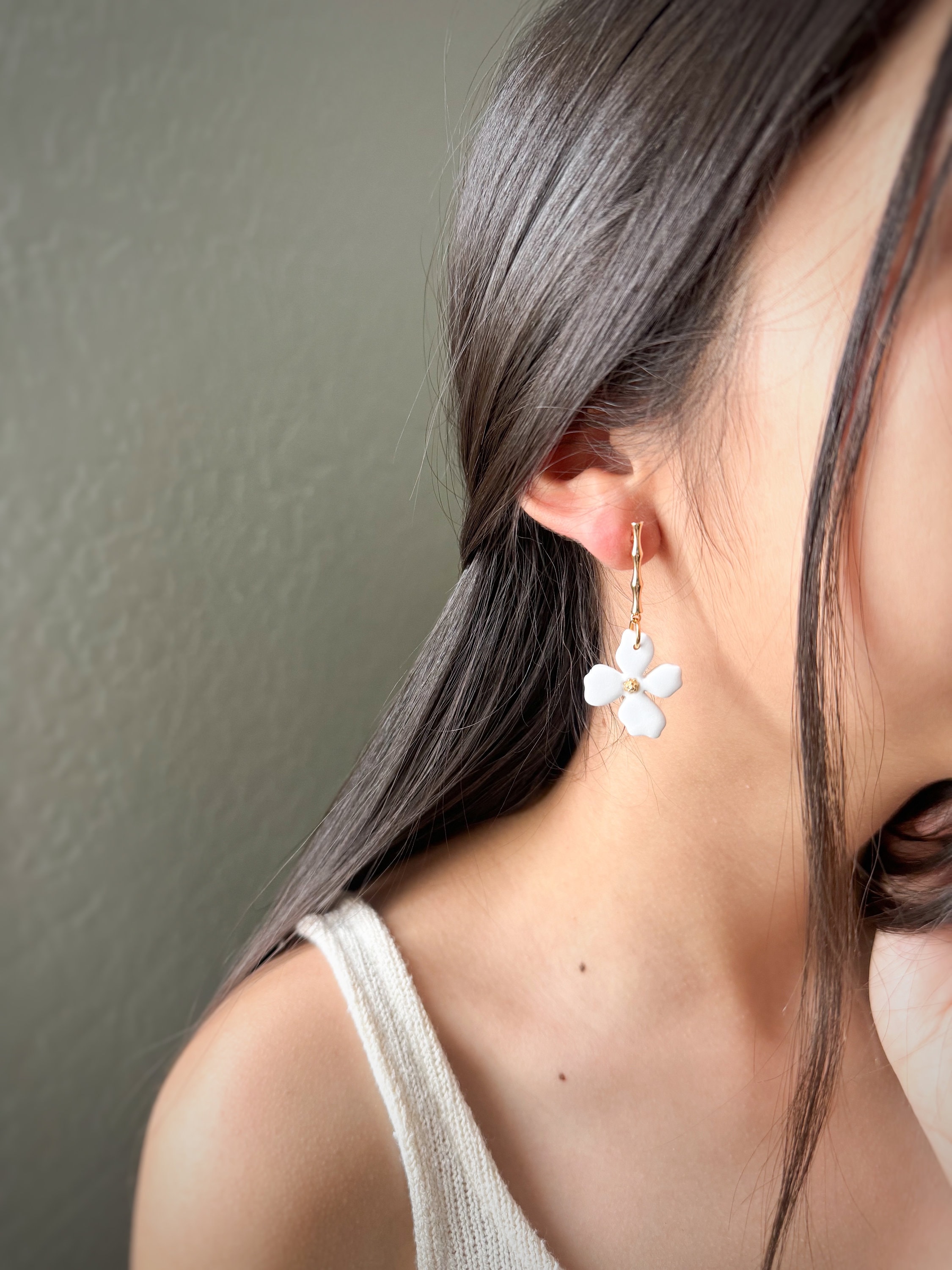 Orecchini in argilla da sposa con fiori bianchi, orecchini pendenti con fiori nuziali, orecchini floreali unici fatti a mano per le donne, orecchini floreali bianchi e dorati
