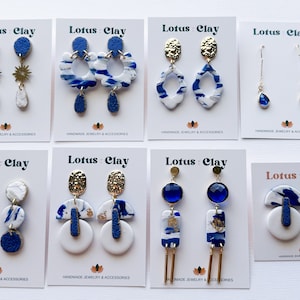 Boucles d&#39;oreilles inspirées de Santorin, boucles d&#39;oreilles estivales en argile bleues et blanches, boucles d&#39;oreilles méditerranéennes, boucles d&#39;oreilles de vacances, boucles d&#39;oreilles Grèce
