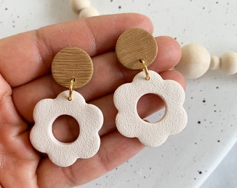 Daisy flower clay dangle earrings, white boho daisy floral earrings, minimalist flower earrings, unique gifts for best friends