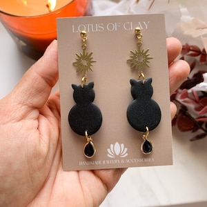 Boucles d&#39;oreilles pendantes de chat faites à la main, boucles d&#39;oreilles de chat boho sorcières, boucles d&#39;oreilles en argile d&#39;Halloween, boucles d&#39;oreilles en argile d&#39;automne, boucles d&#39;oreilles célestes, cadeaux d&#39;amant de chat