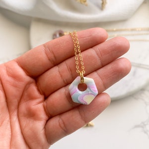 Geometrische Hexagon Goldkette, zarte Polymer Clay Halskette, zierliche verstellbare Halskette, Layering Halskette für Frauen, vergoldet