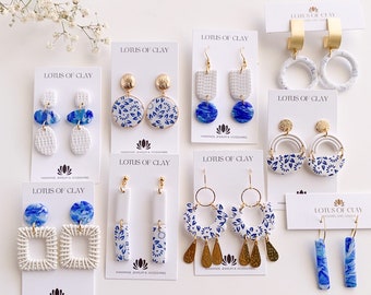 Boucles d'oreilles estivales bleues et blanches en argile, boucles d'oreilles inspirées de Santorin, boucles d'oreilles tendance vacances, boucles d'oreilles légères, boucles d'oreilles Grèce