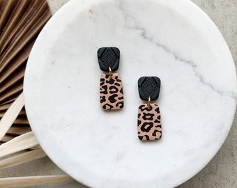 Petites boucles d'oreilles pendantes noires à imprimé léopard, boucles d'oreilles modernes faites main en argile, bijoux en pâte polymère, boucles d'oreilles en argile d'automne, boucles d'oreilles en titane