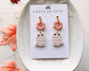 Polymer clay floral ghost earrings, fall clay earrings, daisy ghost dangle earrings, cute Halloween earrings, floral ghost earrings