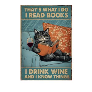 Könnte beinhalten: Eine schwarze Katze mit Brille sitzt in einem blauen Sessel, liest ein Buch und hält ein Glas Rotwein. Der Text auf dem Poster lautet "That's what I do I read books I drink wine and I know things."