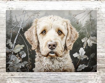 Könnte beinhalten: Detaillierte Malerei eines cremefarbenen Hundes mit langem, lockigem Fell, braunen Augen und einer rosa Nase. Der Hund ist vor dem Hintergrund eines Waldes mit gedämpften Grün- und Grautönen mit Ästen und Blättern im Vordergrund platziert.