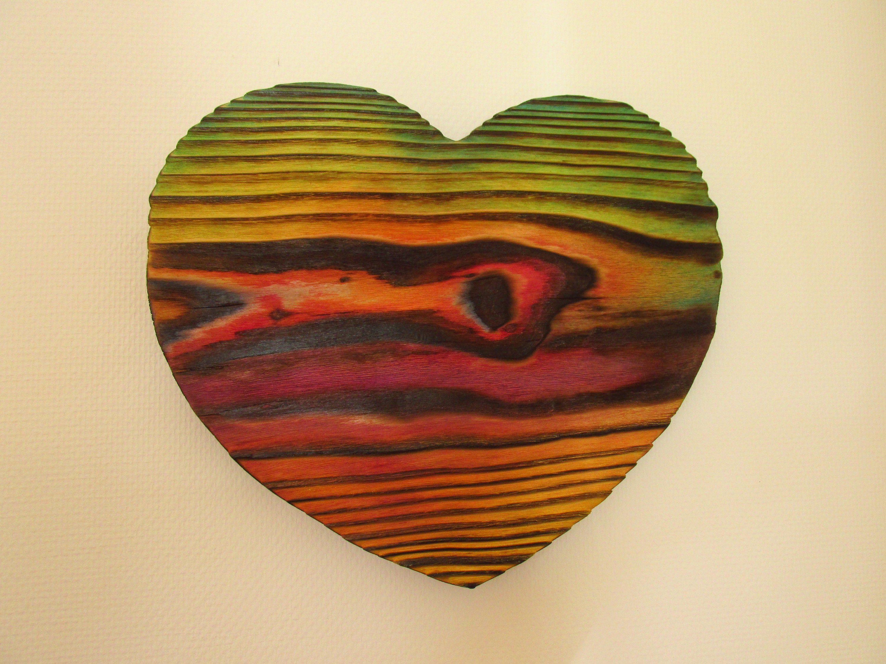 Coeur en Bois Coloré Façon Shou Sugi Ban