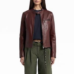 Claire Redfield (Remake de Resident Evil 2) - Cosplay con chaqueta de cuero roja de RE2