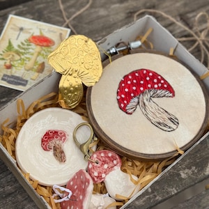 Coffret champignon, cerceau brodé à la main, champignons en céramique, porte-clés champignon