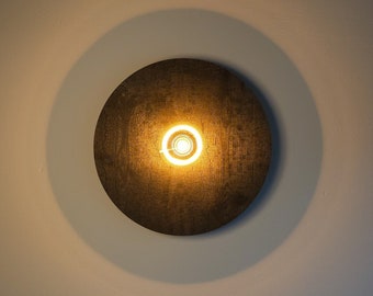 Wandlampe aus Holz, Verbranntes Holz Optik, Designerleuchte schwarz, LED Ringlicht, sanfte Beleuchtung