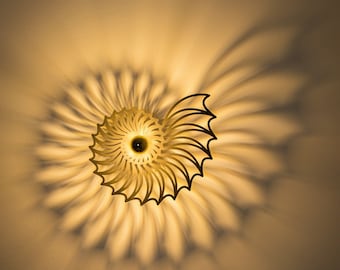 Houten wandlamp met nautilusschelpdesign, geschikt voor slaapkamer of woonkamer, E27 fitting, accentverlichting, FSC-gecertificeerd.