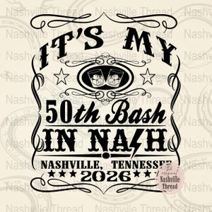 Puede incluir: Diseño gráfico en blanco y negro con el texto "IT'S MY 50th Bash IN NASHVILLE, TENNESSEE 2026". El diseño incluye dos vasos de whisky, estrellas y adornos decorativos. También están presentes las palabras "Nashville Thread".