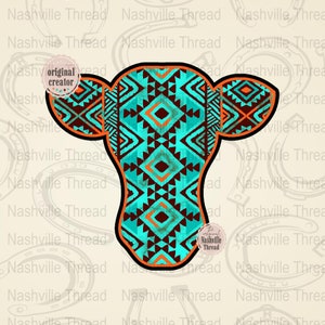 Peut inclure: Une silhouette de tête de vache turquoise et orange avec un motif géométrique. Le motif est composé de triangles, de carrés et de losanges. La tête de vache est soulignée de noir et d'orange.