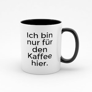 Könnte beinhalten: Weiße Keramiktasse mit schwarzem Rand und Henkel. Die Tasse hat schwarzen Text mit der Aufschrift "Ich bin nur für den Kaffee hier."