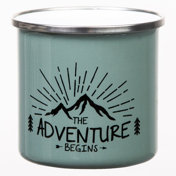 MUGSY Emaille Tasse, 300 Ml, Olivgrün – Mit Vanlife Spruch, Für Camping & Outdoor