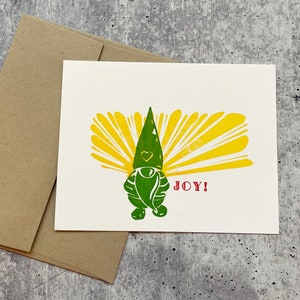 Tarjeta con impresión tipográfica de gnomo alegre: felicitación navideña hecha a mano, papelería festiva para las fiestas, inspiración escandinava