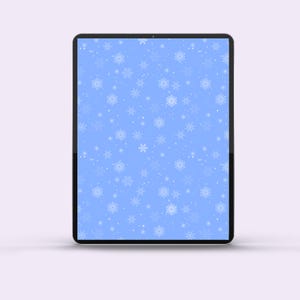 Op de afbeelding: Een zwarte tablet toont een lichtblauwe achtergrond met een patroon van witte sneeuwvlokken en kleine witte stippen. De sneeuwvlokken variëren in grootte en ontwerp, wat een winters thema creëert.