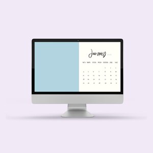 Pode incluir: Um computador de mesa exibe um calendário de janeiro de 2020. A tela é dividida em duas partes: uma seção azul clara à esquerda e uma seção esbranquiçada à direita com o calendário. A palavra "Janeiro" está escrita em itálico.