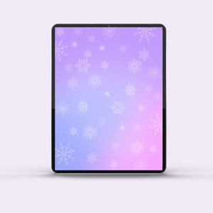 Op de afbeelding: Een zwarte tablet toont een paarse en blauwe gradiënt achtergrond met witte sneeuwvlokpatronen. De tablet heeft een rechthoekige vorm met afgeronde hoeken en een zwarte rand.