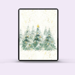 Op de afbeelding: Digitale kunstprint met een aquarel illustratie van met sneeuw bedekte groenblijvende bomen. De bomen zijn in tinten groen en wit, met gouden sterren en twinkelende lichtjes. Gouden verfspatten geven de winterse scène een feestelijk tintje.