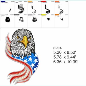 以下が含まれることがあります： 右を向いたハクトウワシの刺繍デザイン。赤、白、青のアメリカ国旗が後ろにかけられています。ワシの目は黄色で、旗には青い地に白い星が描かれています。