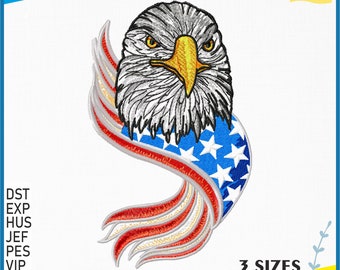 Puede incluir: Diseño de bordado a máquina de un águila calva con una bandera estadounidense roja, blanca y azul drapeada detrás. La cabeza del águila está mirando hacia adelante con los ojos abiertos. El diseño está disponible en tres tamaños.